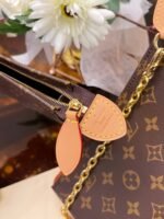 TOILETRY POUCH ON CHAIN - Image 9