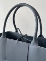 Fake Bottega Veneta Arco Medium Tote Thunder - Image 10
