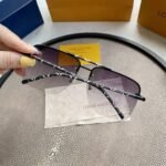 LV GOLD AVIATOR SUNGLASSES - Image 6