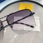 LV GOLD AVIATOR SUNGLASSES - Image 5