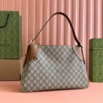 GG Emblem medium shoulder bag