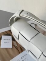 Top Quality Replica Bottega Veneta Cassett Bag In White - Image 4