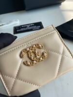 CHANEL 19  CARD HOLDER - Image 6