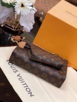 TOILETRY POUCH ON CHAIN - Image 4