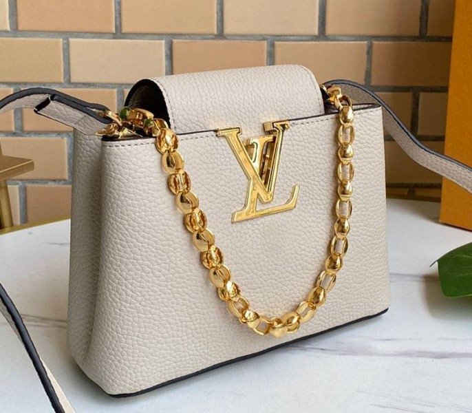 627A107A-DB0D-6C25-52E0-10A4CCD8A924.jpg Louis Vuitton Capucines Mini Chain Bag In Beige - Image 1