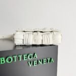 Top Quality Replica Bottega Veneta Cassette Bag In White Foulard Intreccio Calfskin - Image 5
