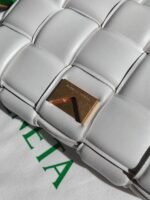 Top Quality Knockoff Bottega Veneta Chain Cassette Bag In White - Image 2