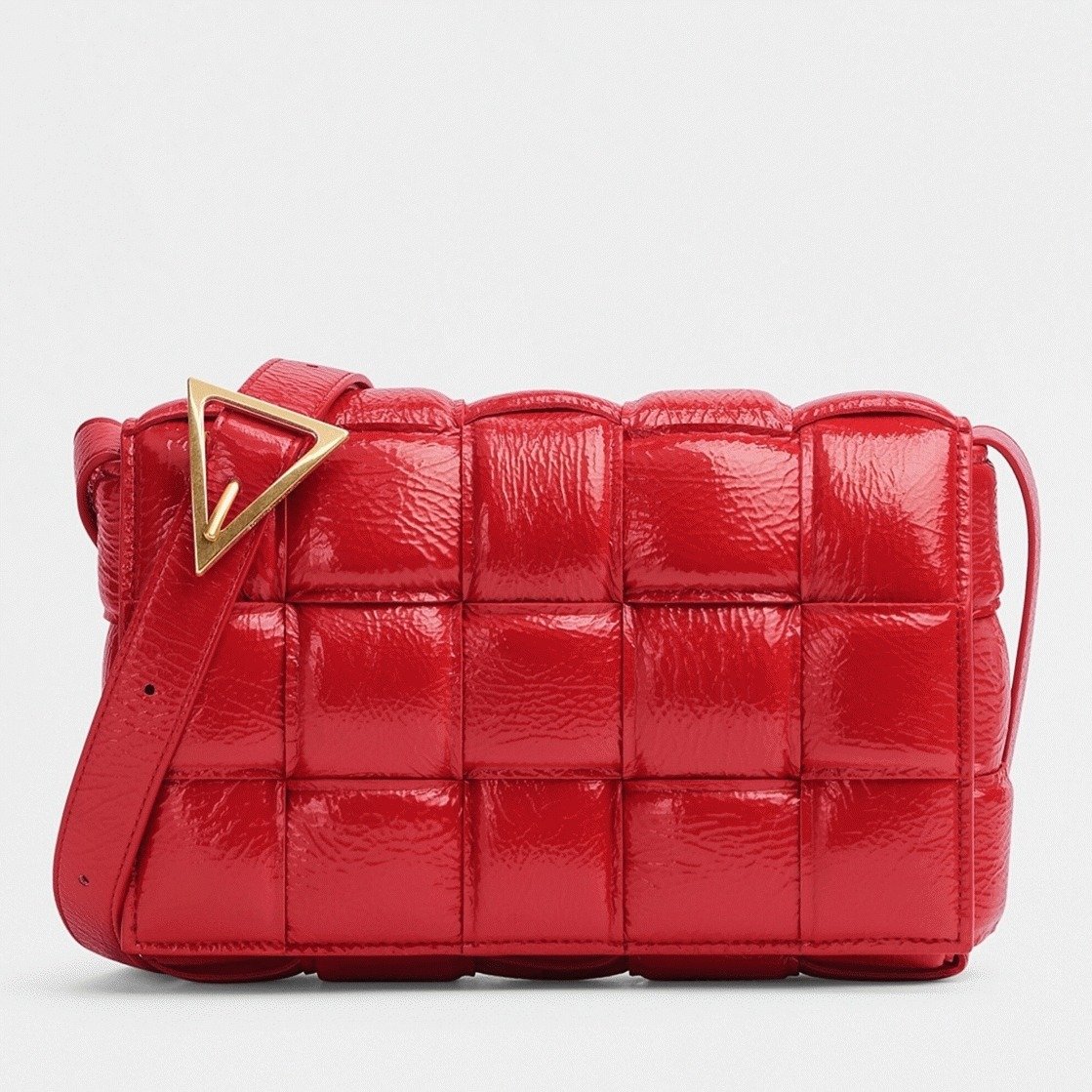 789511A2-8916-EB85-C71D-0502201C8E01.jpg Top Quality Knockoff Bottega Veneta Padded Cassette Bag In Red - Image 1
