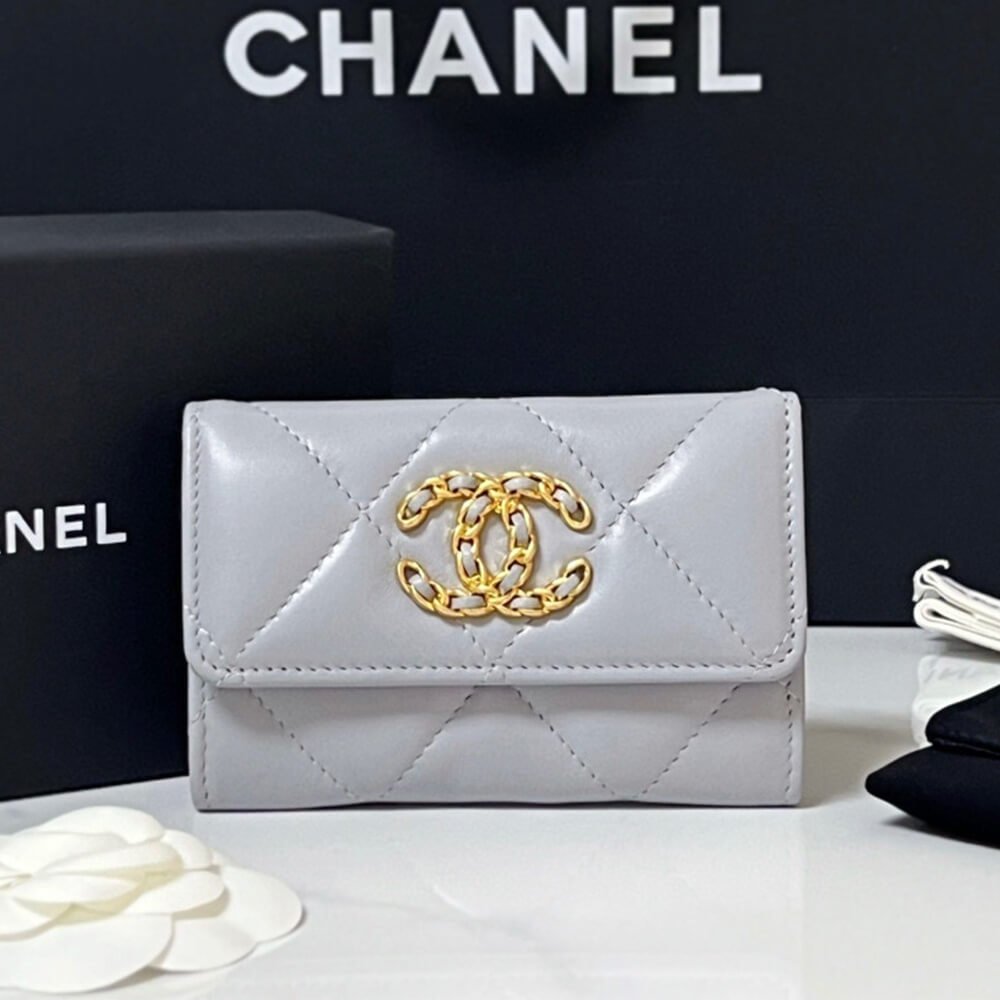 79096BBF-8C93-B5BF-8471-9F0BC2256F29.jpg Chanel 19 flap card holder - Image 1