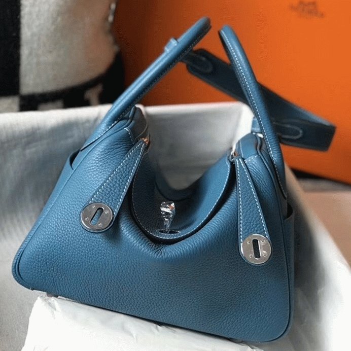 80CC4C62-0EFF-2C85-D587-44E4DB06A618.jpg Replica Hermes Lindy 26cm bag in blue jean fabric - Image 1