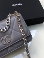 CHANEL 19 WALLET ON CHAIN - Image 3