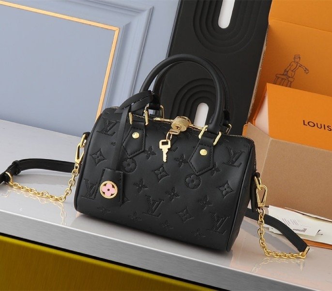 91BD6D63-035F-366E-7FA8-E49117843921.jpg Louis Vuitton Other Leathers Speedy Bandouliere 20 Handbag In Black - Image 1