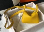 Fake luxury Hermes Lindy Mini handbag in yellow clemence leather - Image 7