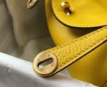 Fake luxury Hermes Lindy Mini handbag in yellow clemence leather - Image 4