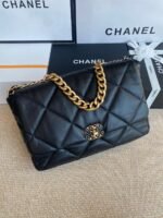 CHANEL 19 MAXI - Image 3