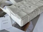 Top Quality Replica Bottega Veneta Cassette Bag In White - Image 5