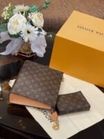 TOILETRY POUCH ON CHAIN - Image 3