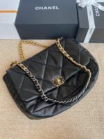 CHANEL 19 MAXI - Image 4